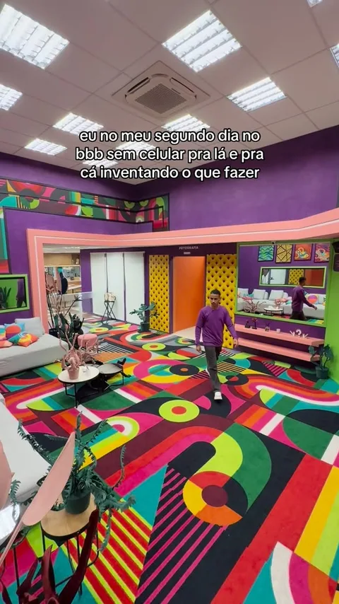 Reel do Yugui andando pela sala colorida da casa do BBB
