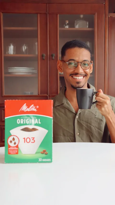 Reel de publicidade do Yugui para Melitta, tomando café à mesa
