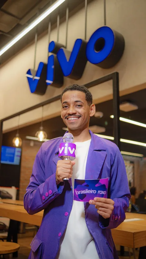Reel de publicidade do Yugui para Samsung e Vivo, em frente ao letreiro da Vivo