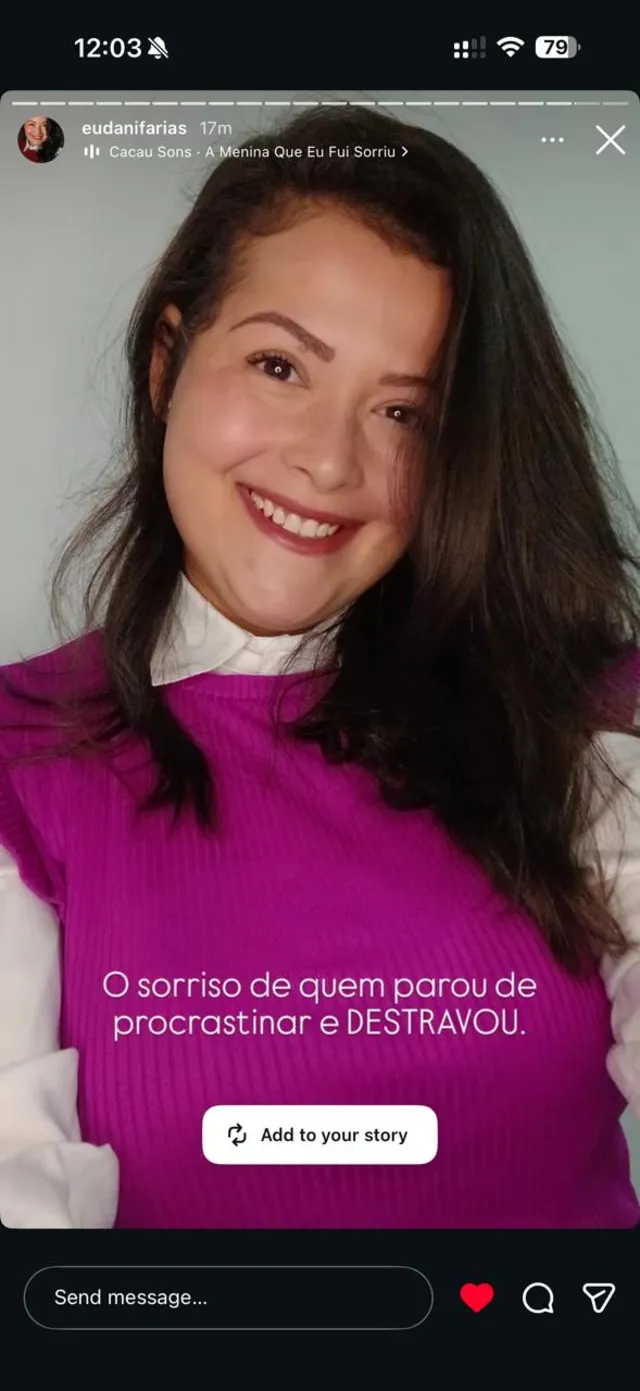 Story da Dani sorrindo com a legenda: o sorriso de quem parou de procrastinar e destravou